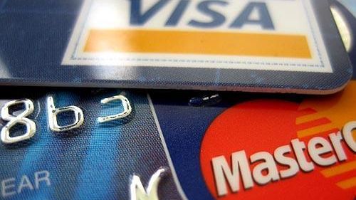 Způsobili škodu za 7,3 miliardy. Kvůli zneužití kreditních karet bylo zatčeno 18 osob